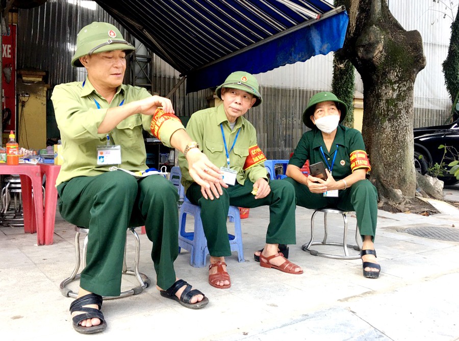 Các Cựu chiến binh chuẩn bị điều tiết giao thông trước giờ tan học tại cổng trường