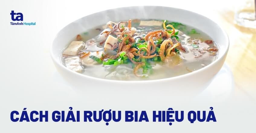 Người đàn ông ôm đầu với dấu hiệu say rượu bia