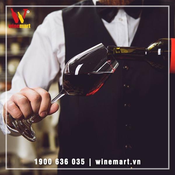 Lượng vang trong mỗi ly thường chiếm 1/3 ly để rượu "thở" và dễ thưởng thức