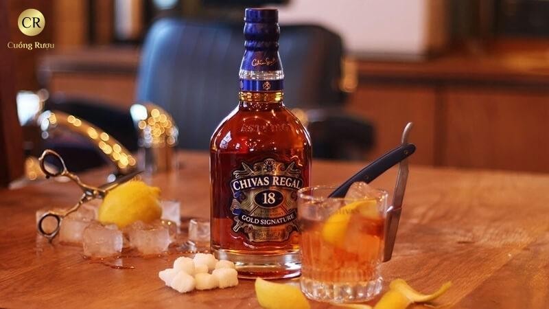 Chai Chivas 18 Gold Signature với màu hổ phách đậm và nhãn mác sang trọng