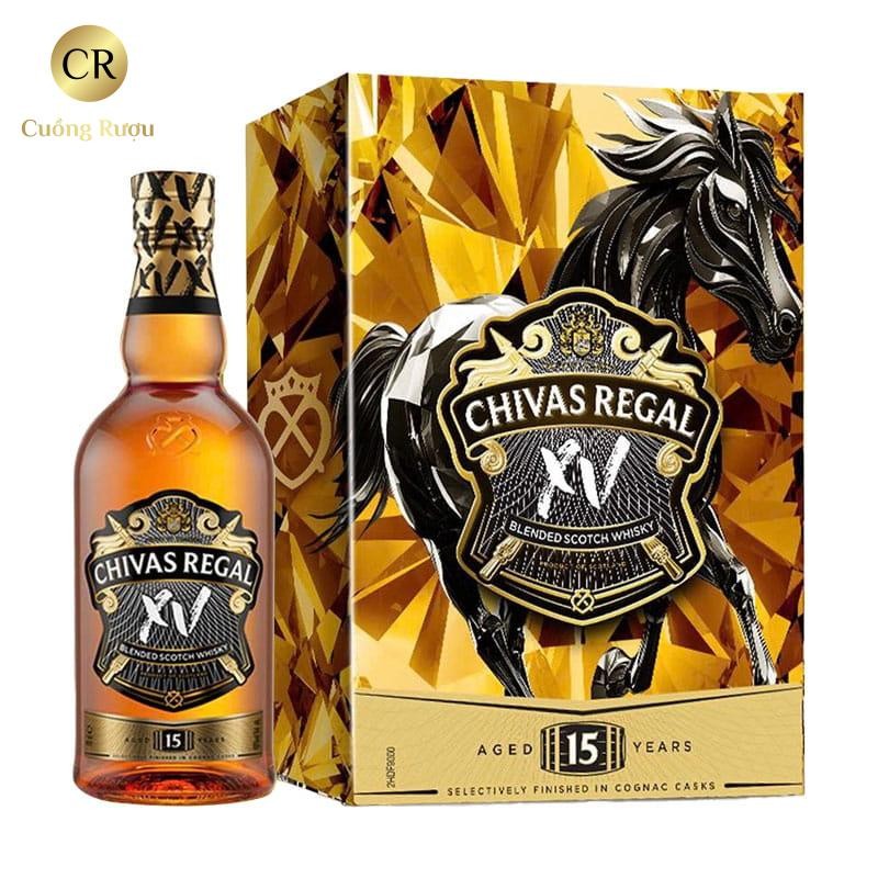 Chai rượu Chivas 15 màu vàng đậm với nhãn chai thanh lịch