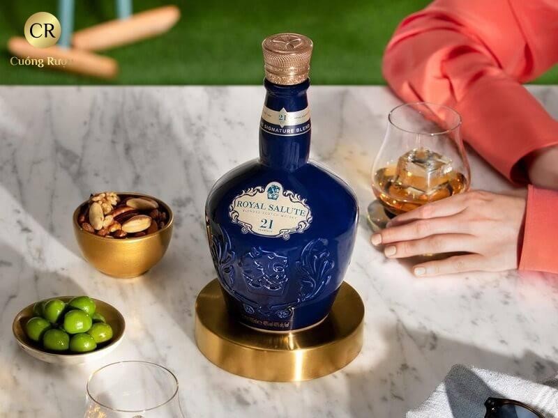 Chai Royal Salute 21 màu xanh sapphire đặc trưng