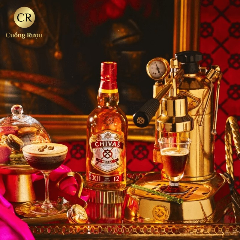 Chai rượu Chivas 12 năm tuổi với màu hổ phách vàng óng