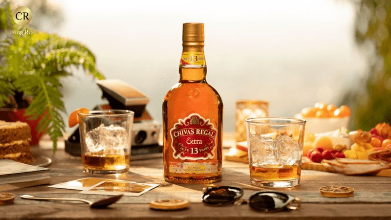 Chai rượu Chivas Extra 13 với tông màu xanh đặc trưng