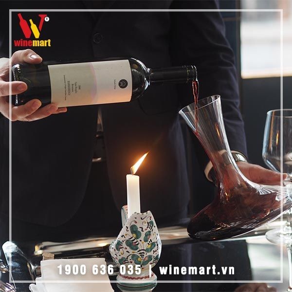 Decanter dùng để lắng cặn và giúp rượu vang "thở"