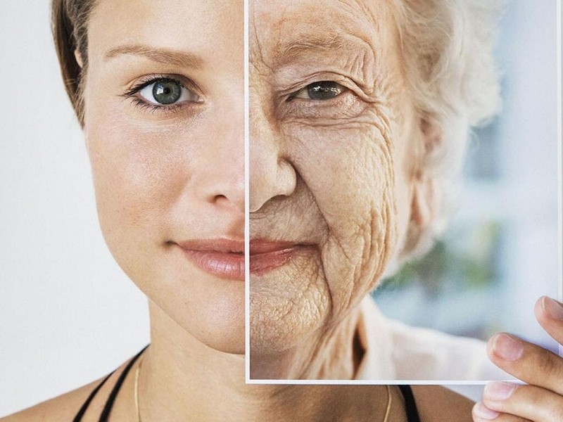 Người phụ nữ thưởng thức rượu vang để thư giãn trước khi ngủ