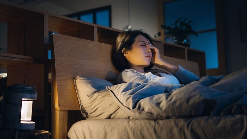 Người phụ nữ trằn trọc mất ngủ sau khi uống rượu vang