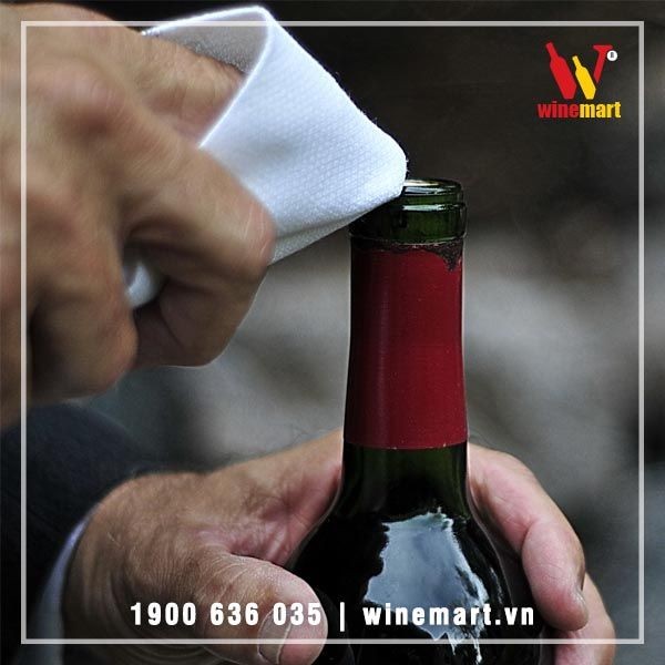 Lau sạch miệng chai trước khi phục vụ để đảm bảo vệ sinh
