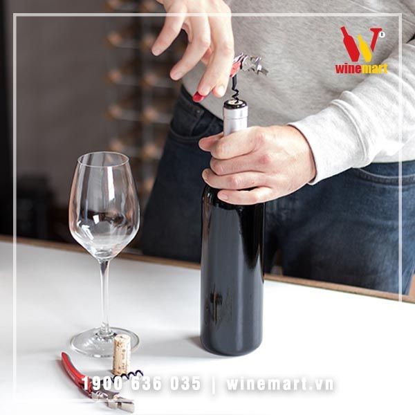 Ghim phần xoắn của đồ khui vào nút bần, cố giữ thẳng và vào chính giữa