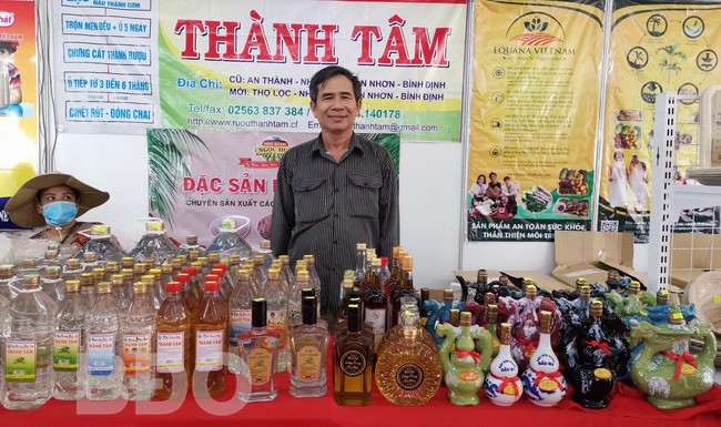 Người cao tuổi trong làng nghề đang thưởng thức rượu Bàu Đá truyền thống