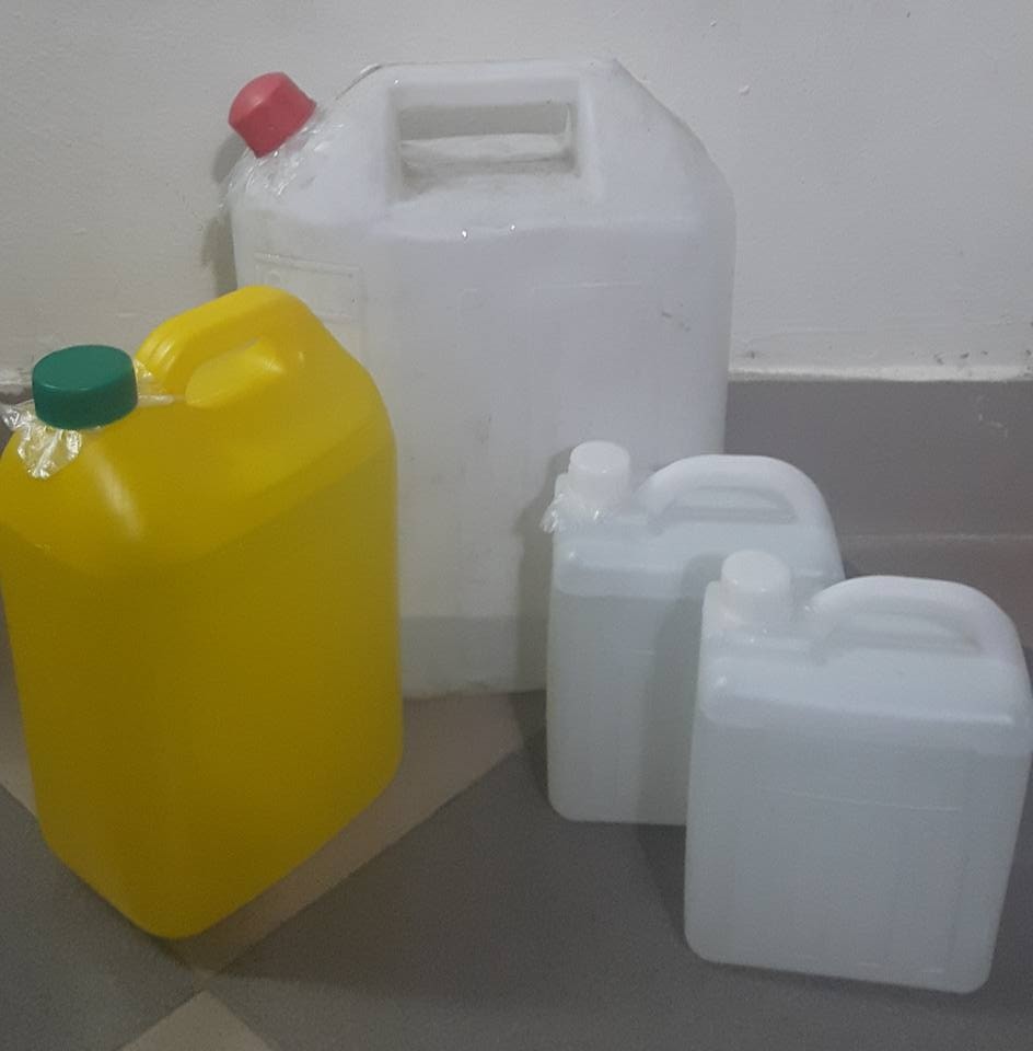 Rượu Kim Sơn được đóng vào nhiều can có kích thước khác nhau