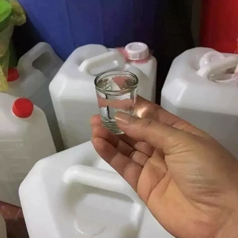 Người dân tộc đang chuẩn bị rượu ngô men lá Na Hang