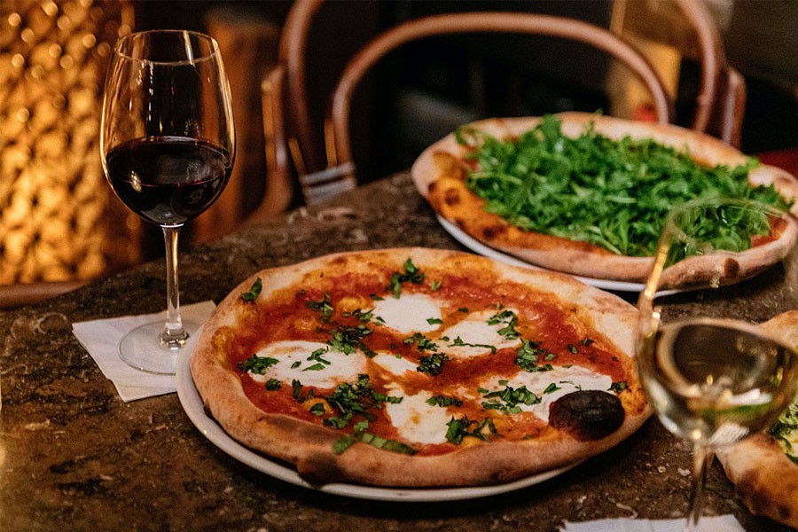 Pizza với ly rượu vang đỏ tạo nên sự kết hợp hương vị hài hòa