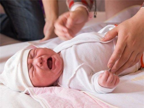 Bé hơn 1 tháng tuổi bú mẹ hoàn toàn nhưng 1 tuần mới đi ngoài 1 lần có sao không?