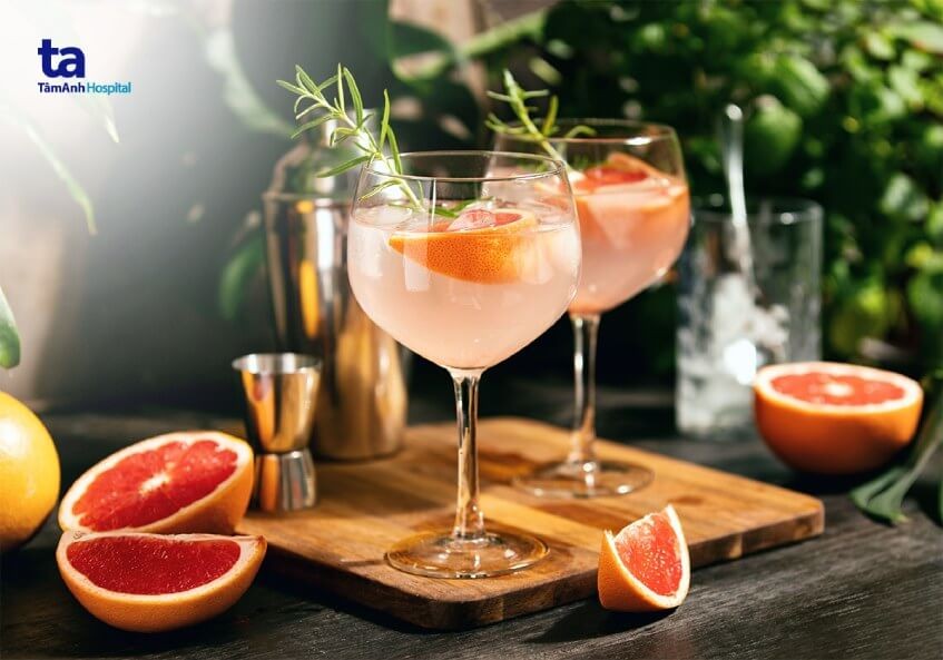 Người đàn ông cầm ly rượu có nồng độ cồn nhẹ