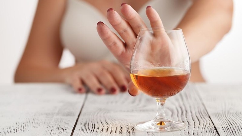 Uống rượu ngâm hoa anh túc có tốt không? Câu trả lời là không, tuyệt đối không nên uống hoặc thử rượu hoa anh túc