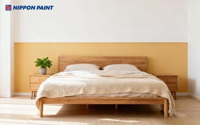 Phòng ngủ có màu trắng kem chủ đạo, bức tường đầu giường màu vàng cát nhẹ nhàng