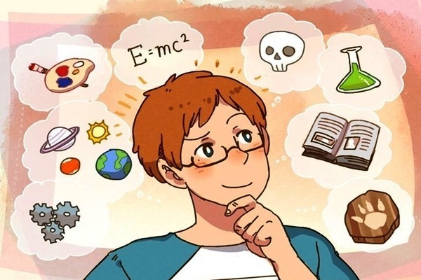 Người phụ nữ trẻ đang làm việc trên máy tính xách tay với vẻ mặt tập trung và thông minh