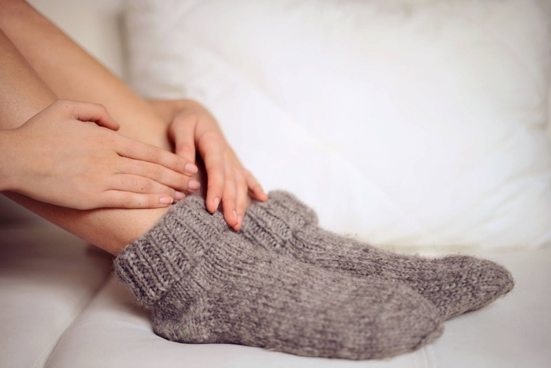 Ngâm nhung hươu trong bình thủy tinh hoặc sứ với rượu nếp cái hoa vàng
