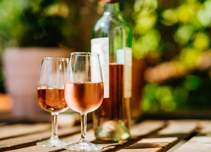 Sắc hồng lãng mạn của rượu vang rosé, đa dạng từ nhạt đến đậm