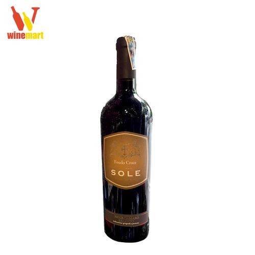 Vang Sole Feudo Croce Negroamaro Salento với màu đỏ ruby đậm