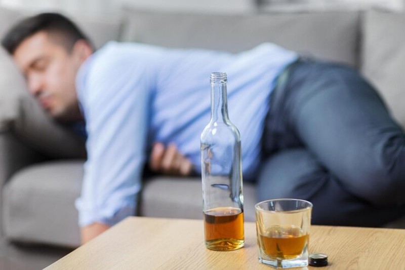Chai rượu rắn với cảnh báo về nguy cơ ngộ độc nếu sử dụng sai cách
