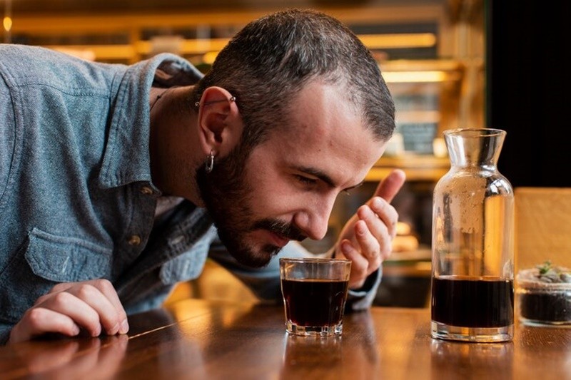 Chai rượu rắn đang được ngâm, nhấn mạnh cần đủ thời gian ngâm để giảm độc tố