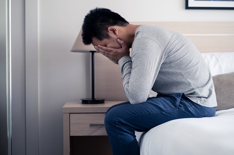 Người đàn ông đang có biểu hiện khó chịu, buồn nôn, một dấu hiệu của ngộ độc