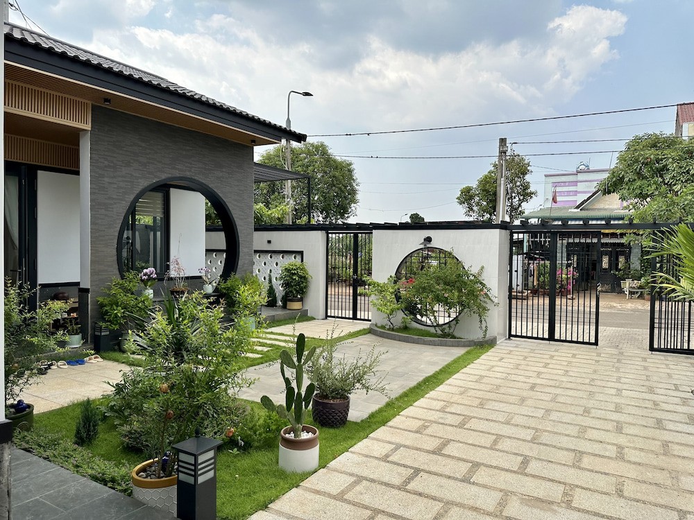 Thiết kế một ngôi nhà với sân vườn xanh mát, mang lại sự yên bình và tài lộc