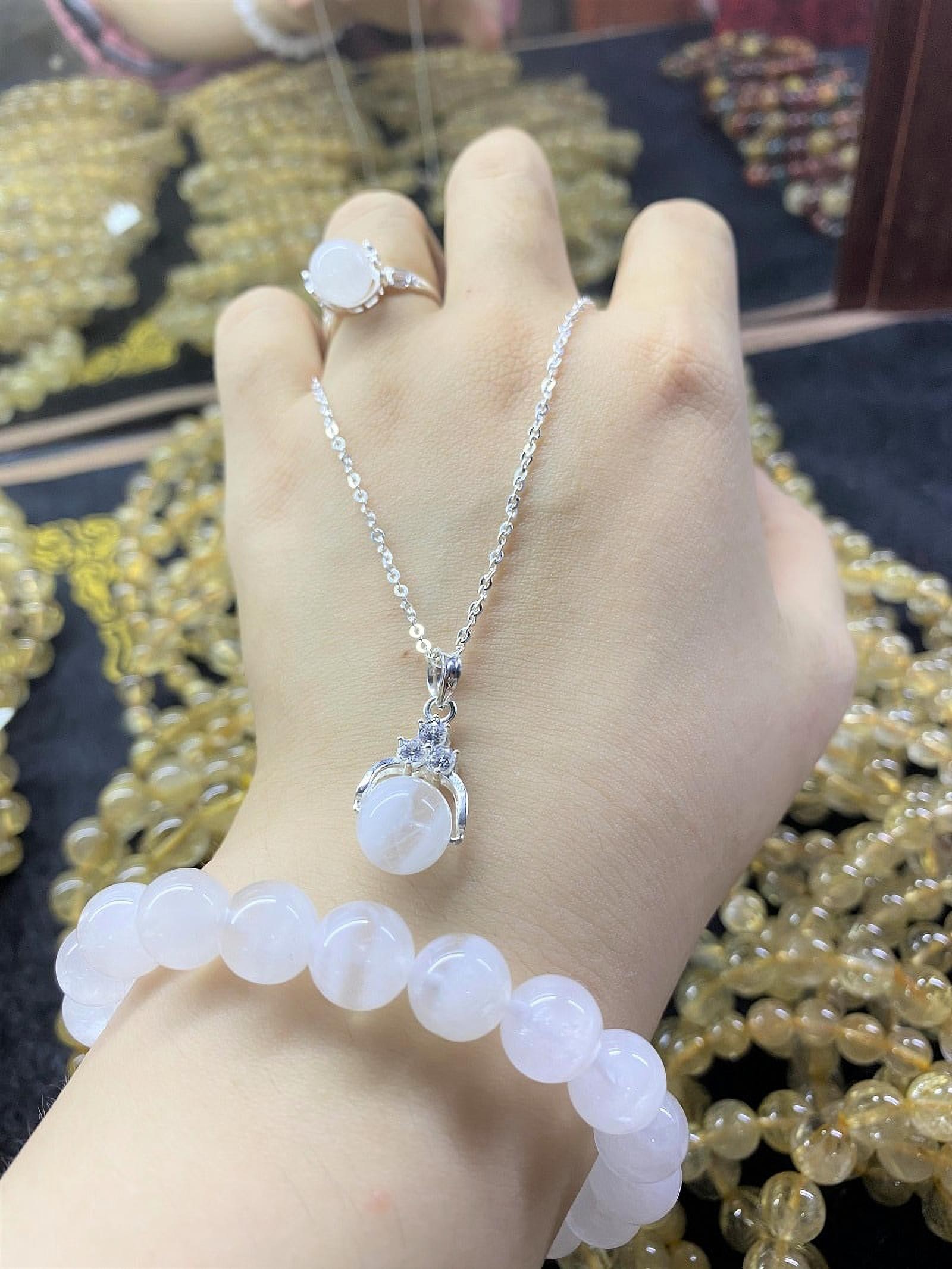 Mẫu trang sức làm từ thạch anh tự nhiên màu trắng phù hợp cho nữ tuổi Quý Dậu 1993