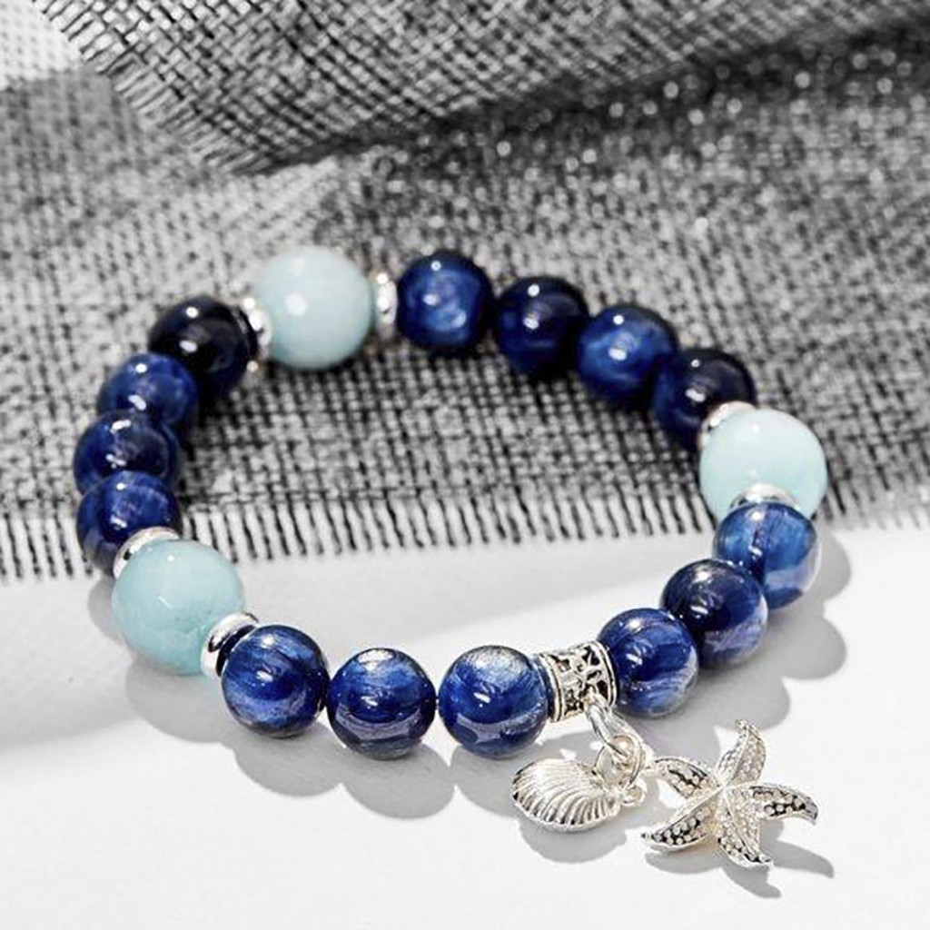 Kiểu vòng tay cho nữ được làm từ chất liệu đá Sapphire xanh kết hợp cùng một số chi tiết bạc để tạo điểm nhấn