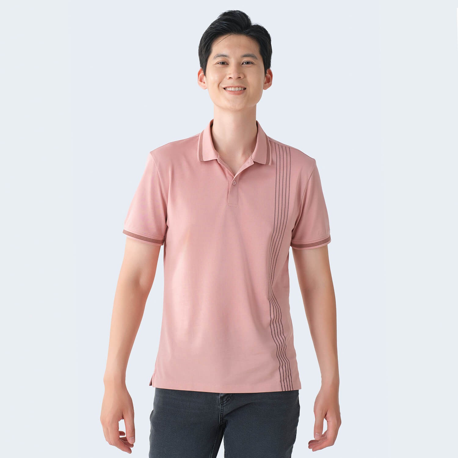 Áo polo nam màu hồng nhạt với họa tiết chỉ thêu nhẹ nhàng, tinh tế