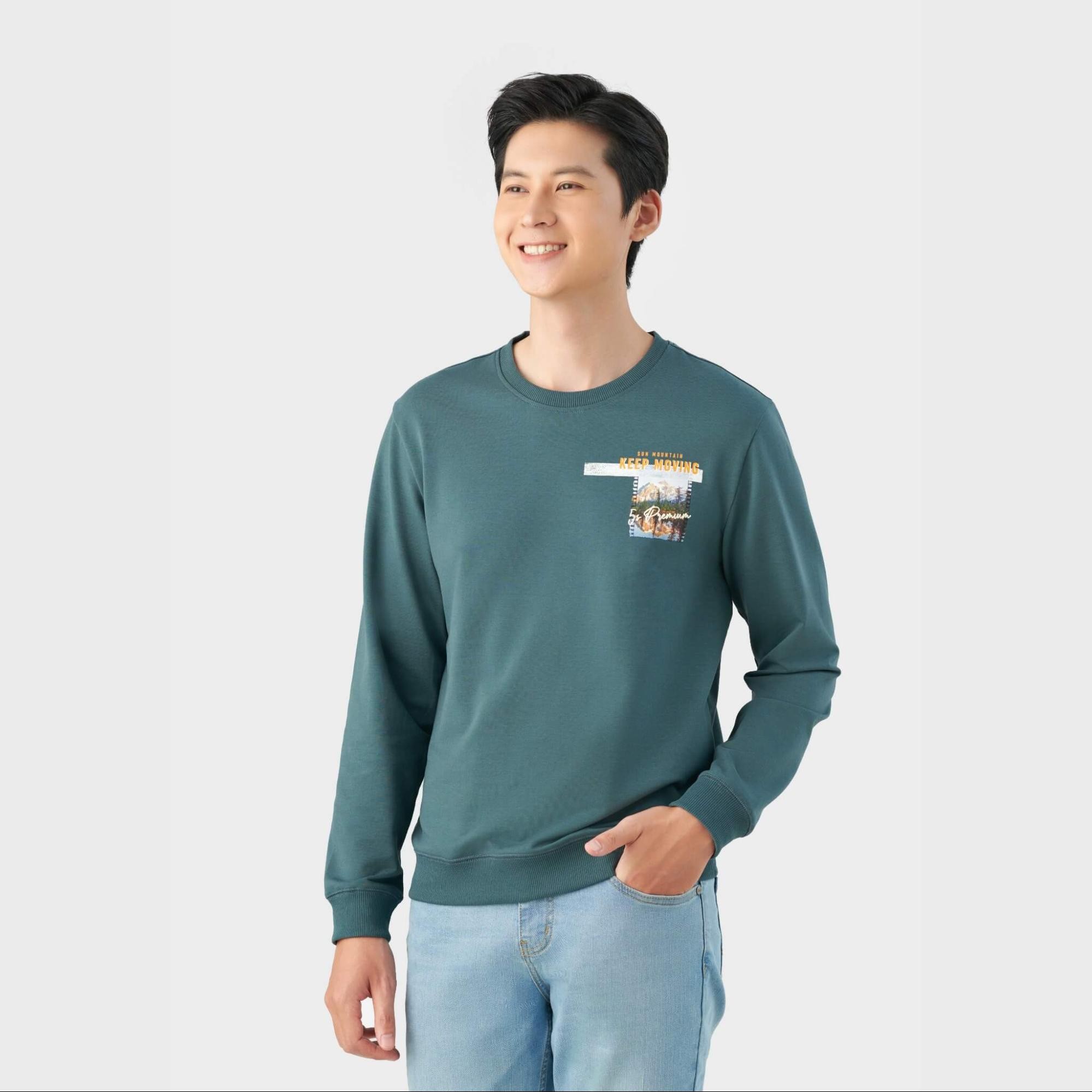 Áo nỉ dài tay màu xanh cổ vịt phối quần jeans - outfit hoàn hảo cho mùa Thu Đông