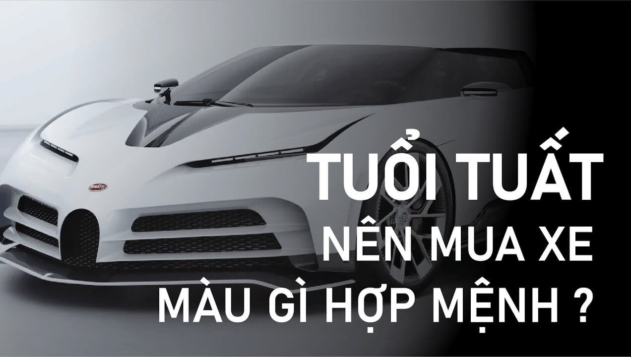 Chiếc ô tô màu bạc đậu trên đường, tượng trưng cho sự may mắn và an toàn khi di chuyển