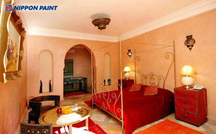 Sắc cam đất nhẹ nhàng trên nền tường tạo nên vẻ đẹp hoài cổ