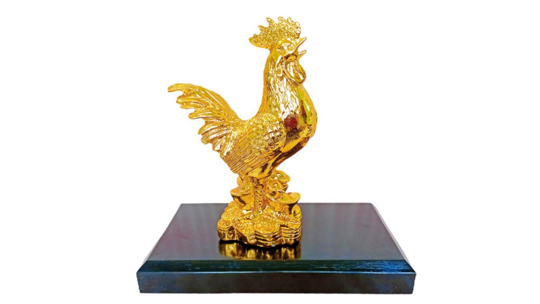 Linh vật gà phong thuỷ mạ vàng