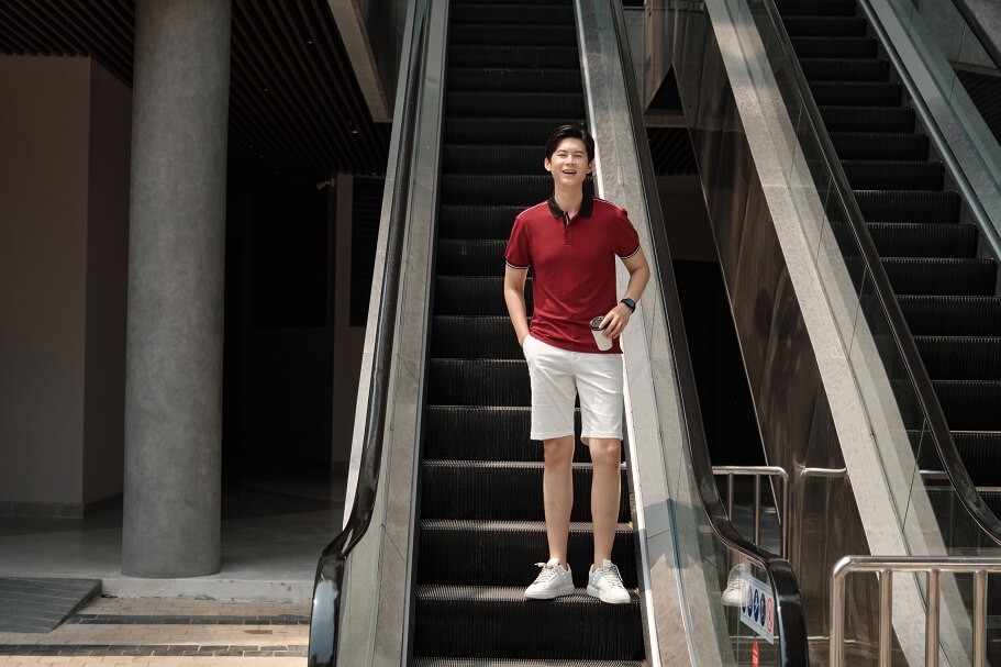 Áo polo nam màu đỏ đô phối cùng quần short kaki trắng tạo vẻ trẻ trung, năng động